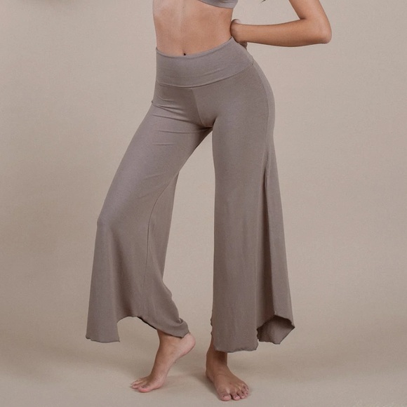 Layla Flares - Picture 3 of 3